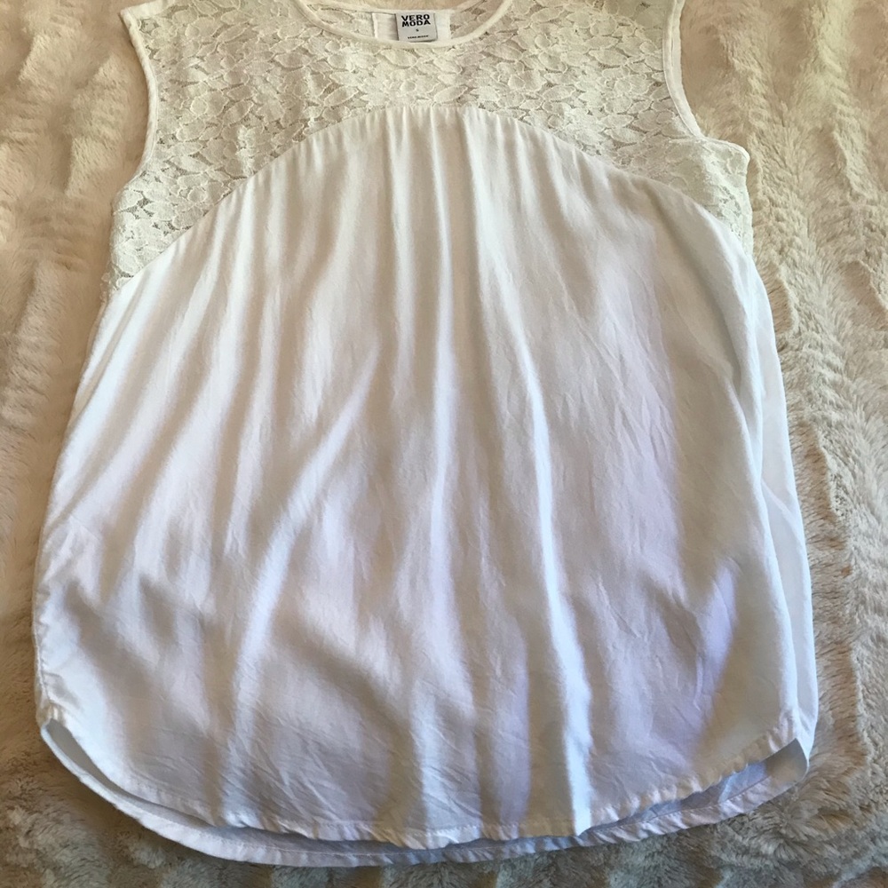 😀 $30/3 Soft lace inset sleeveless blouse